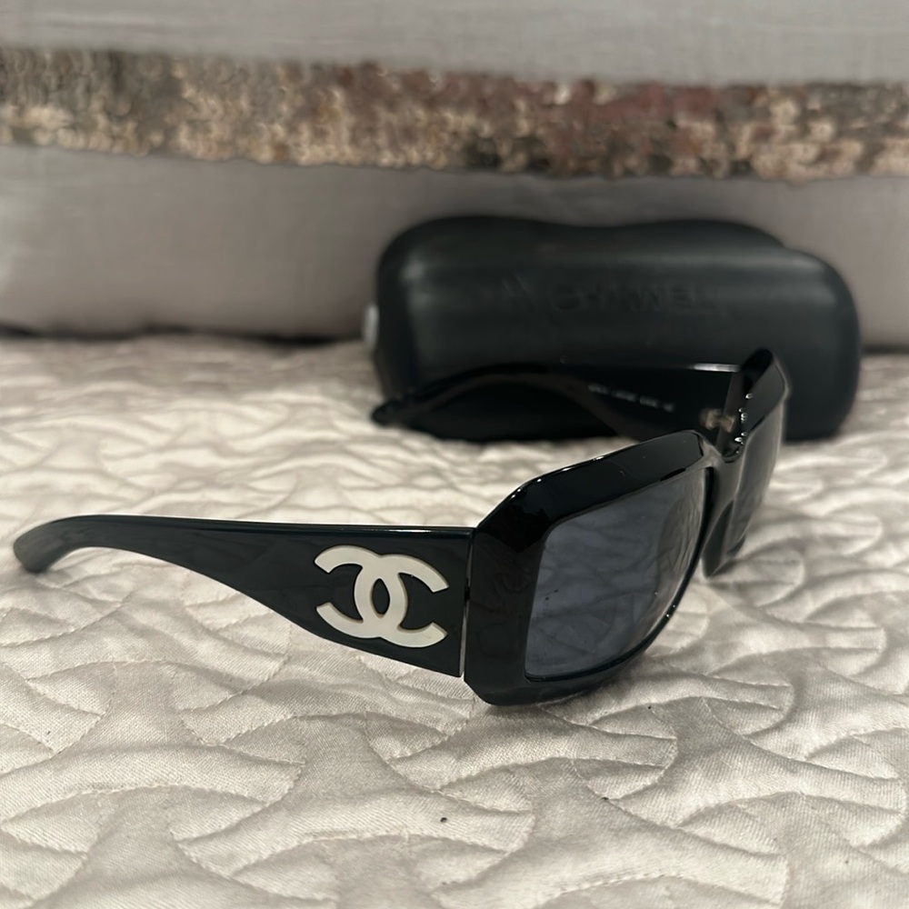 Chanel Black sunglasses with mother of pearl double C!